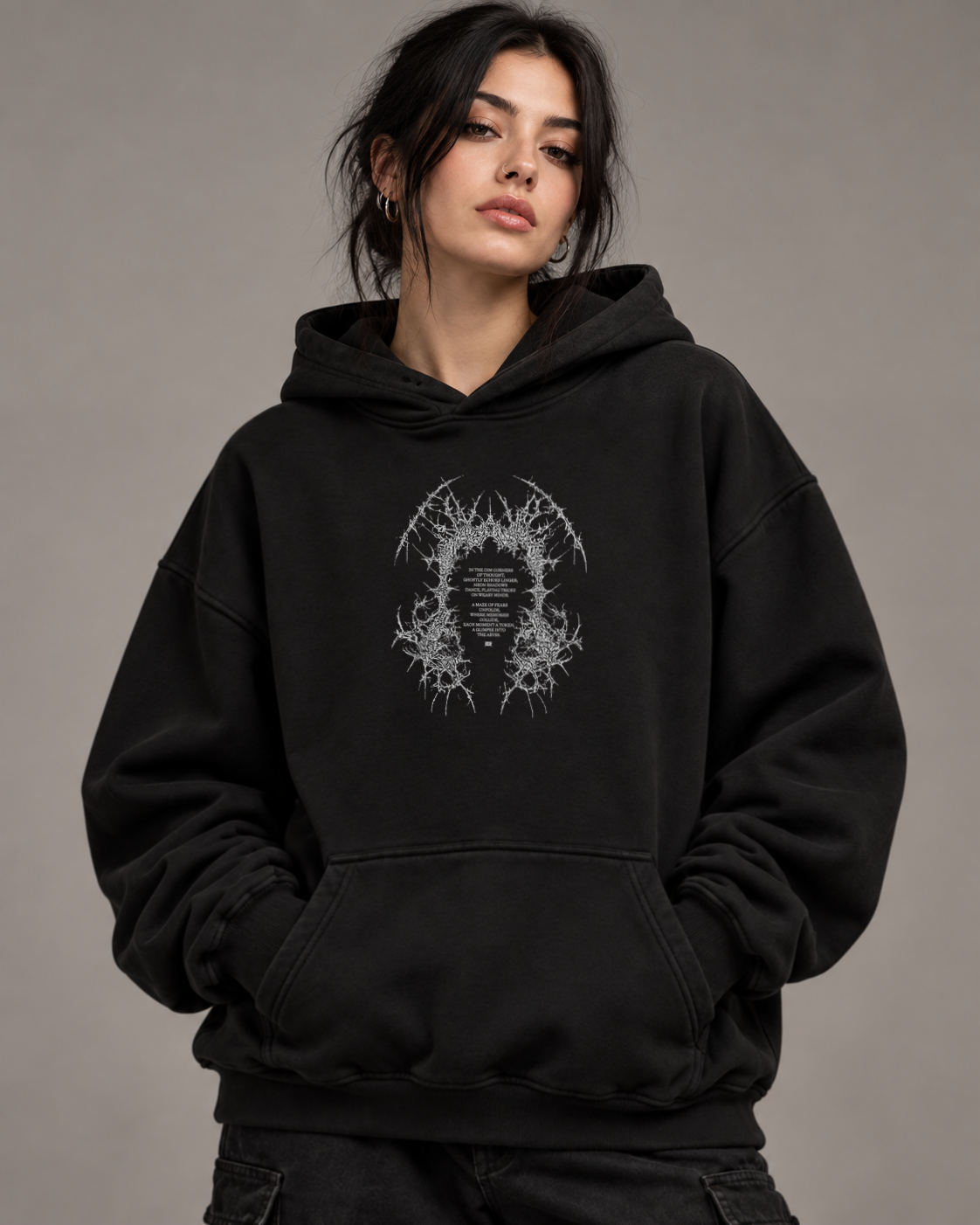 Creepers Hoodie — Black — modelka — poprawiony materiał i położenie nadruku v2